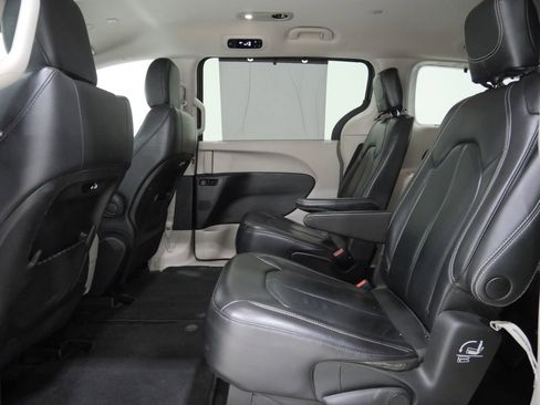 Used 2022 Chrysler Pacifica Touring-L FWD image 22