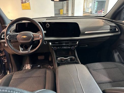 Used 2025 Chevrolet Traverse LT FWD image 36
