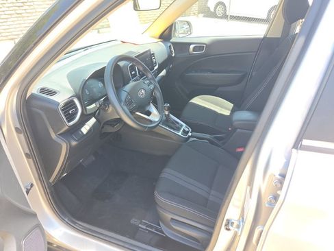 Used 2025 Hyundai Venue SEL FWD image 4