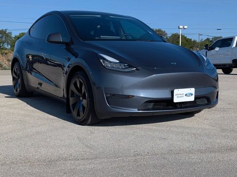 Used 2023 Tesla Model Y Long Range AWD/4WD image 1