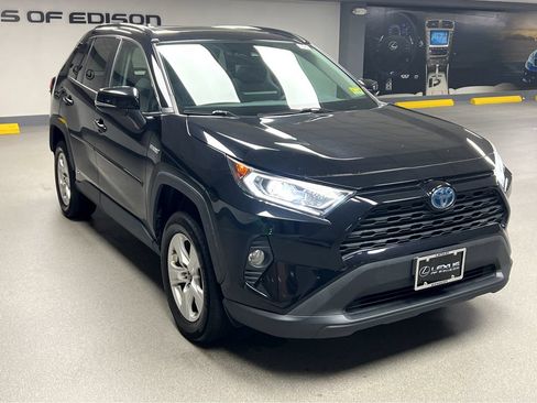 Used 2019 Toyota RAV4 XLE w/ Convenience Package AWD/4WD image 1