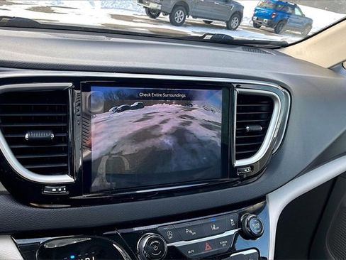 Used 2024 Chrysler Pacifica Touring-L image 21