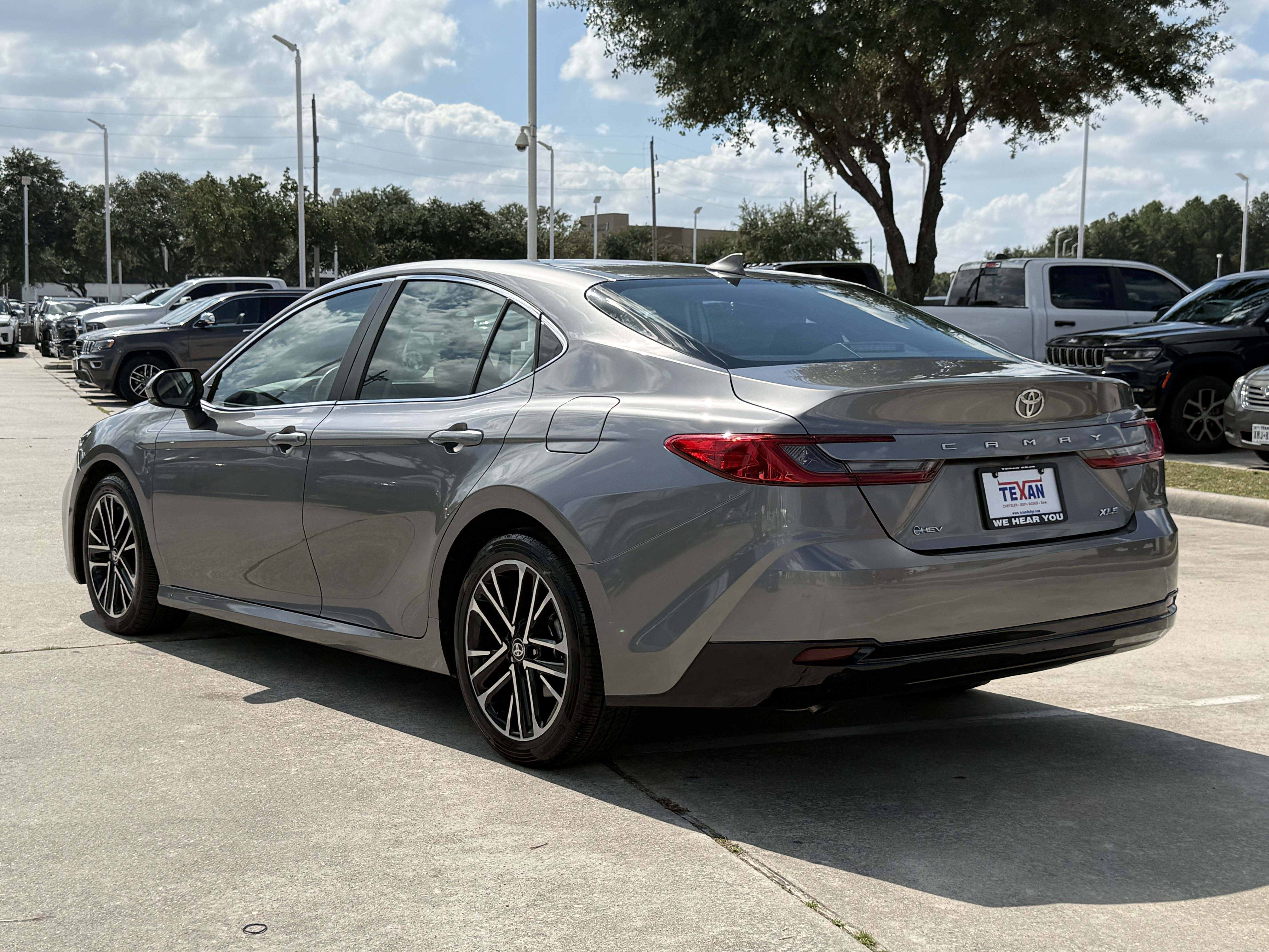 Used 2025 Toyota Camry XLE FWD image 7