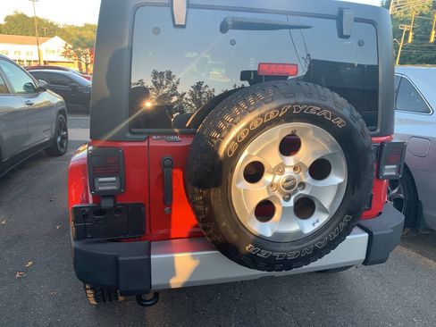 Used 2013 Jeep Wrangler Unlimited Sahara w/ Connectivity Group AWD/4WD image 9