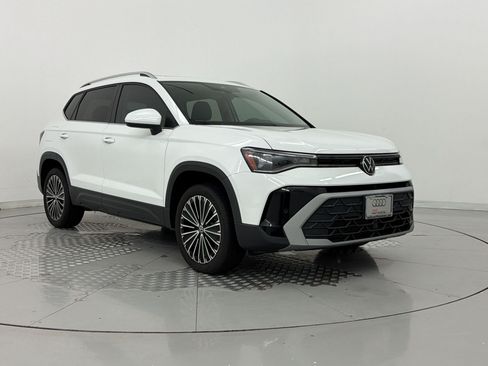 Used 2025 Volkswagen Taos SE w/ Panoramic Sunroof Package FWD image 7
