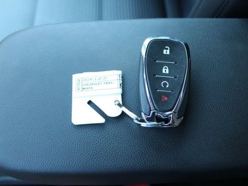 Used 2024 Chevrolet Trax LT w/ Driver Confidence Package FWD image 27