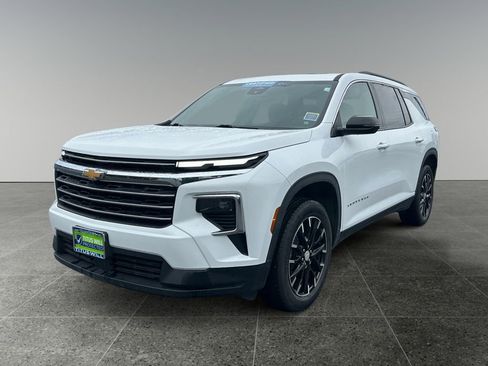 Certified 2025 Chevrolet Traverse LT w/ Sun and Wheel Package image 3