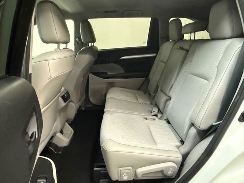Used 2017 Toyota Highlander Plus image 18
