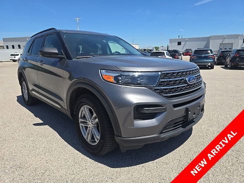 Used 2022 Ford Explorer XLT AWD/4WD image 2