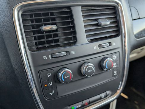 Used 2014 Dodge Grand Caravan American Value Package FWD image 16
