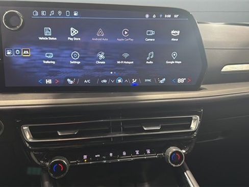 Used 2025 Chevrolet Traverse LT image 11