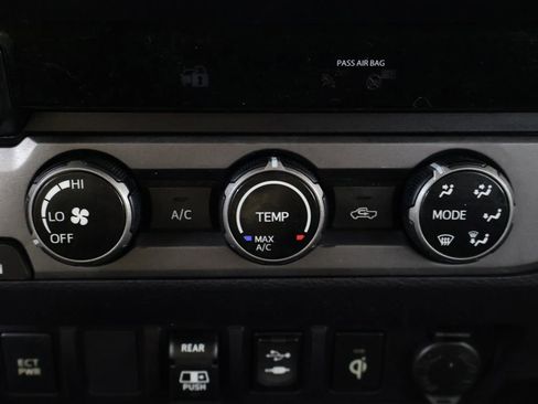 Used 2018 Toyota Tacoma TRD Off-Road AWD/4WD image 45