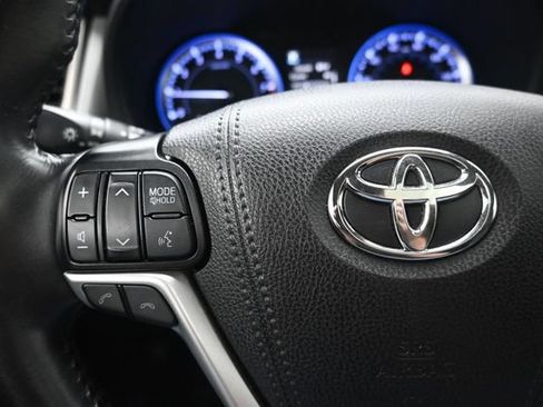 Used 2019 Toyota Highlander SE w/ Nightshade Edition FWD image 29