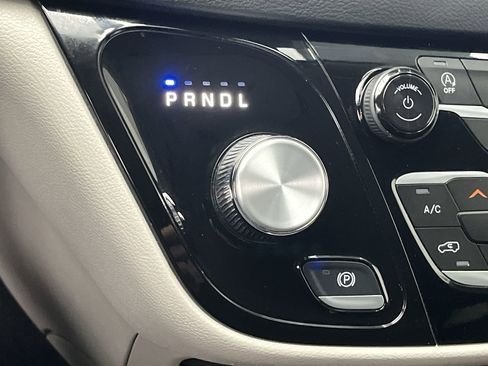 Used 2023 Chrysler Pacifica Touring-L FWD image 26