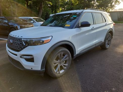 Used 2023 Ford Explorer XLT w/ Equipment Group 202A RWD image 3
