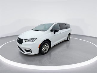 Used 2024 Chrysler Pacifica Touring-L video 4