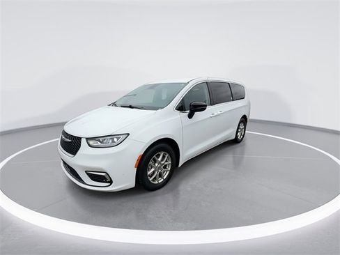 Used 2024 Chrysler Pacifica Touring-L image 4