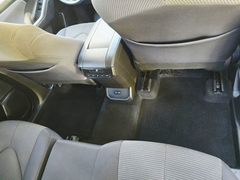 Used 2020 Toyota Highlander LE FWD image 32