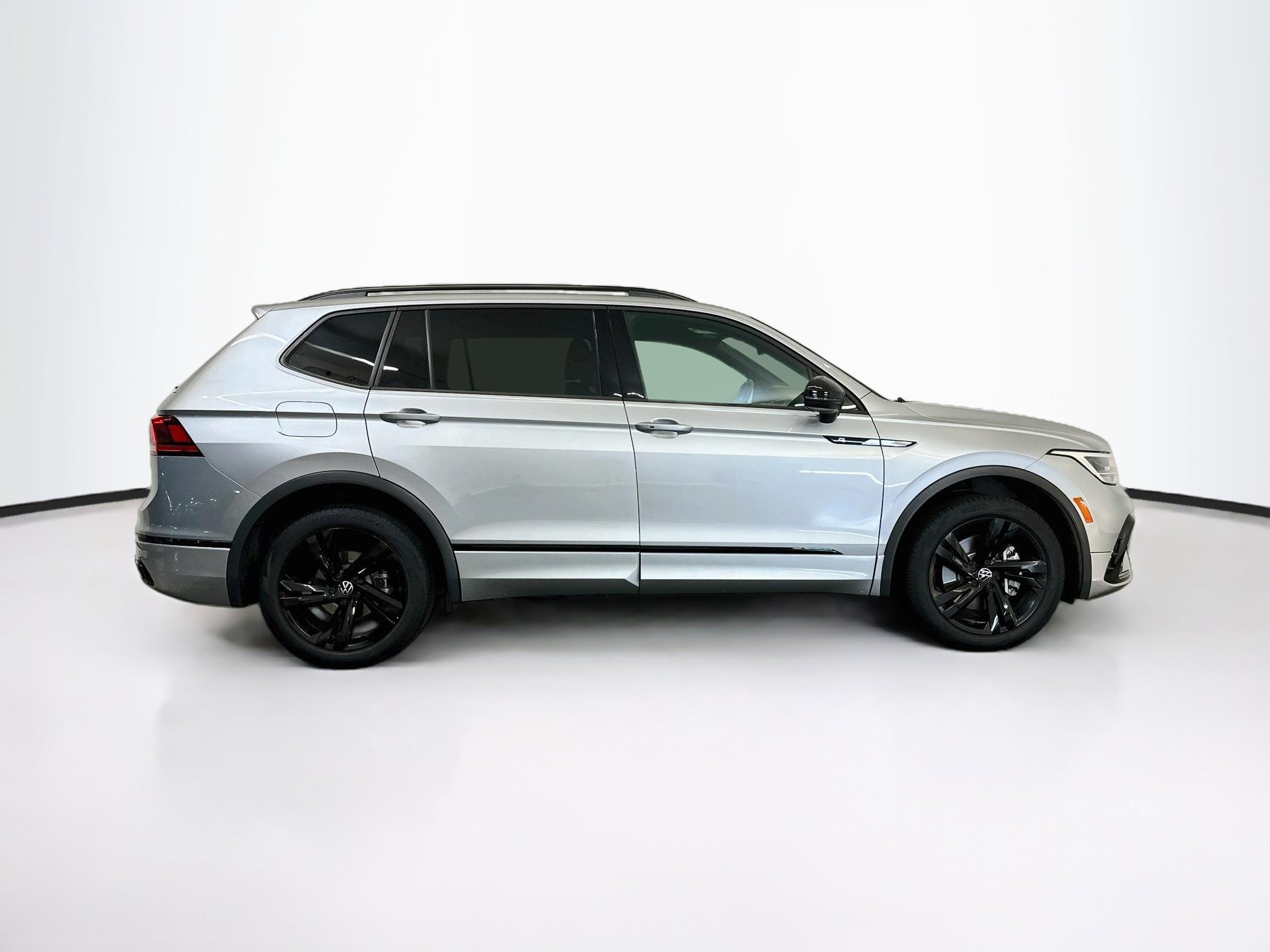 Used 2023 Volkswagen Tiguan SE R-Line FWD image 10