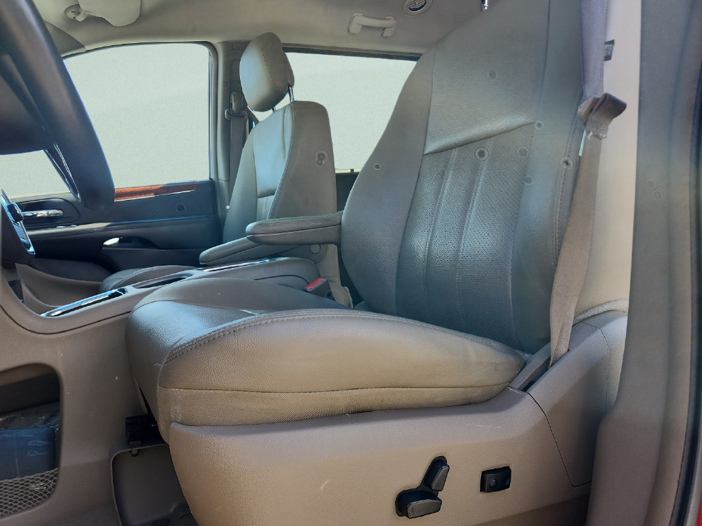 Used 2015 Chrysler Town & Country Touring-L w/ Driver Convenience Group FWD image 21