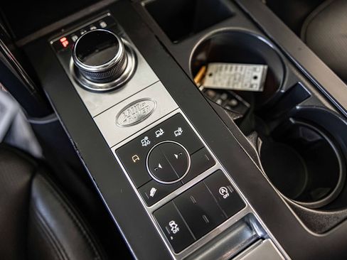 Used 2020 Land Rover Discovery SE image 28