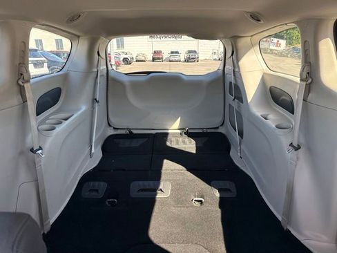 Used 2023 Chrysler Voyager LX FWD image 27