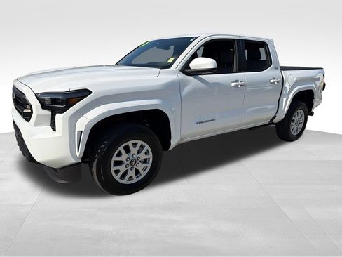 Used 2025 Toyota Tacoma SR5 w/ SR5 Upgrade Package AWD/4WD image 3