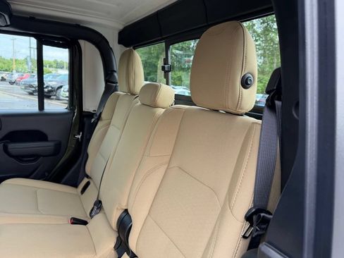 Used 2023 Jeep Gladiator Sport AWD/4WD image 10