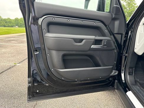 New 2025 Land Rover Defender 130 X-Dynamic SE image 10