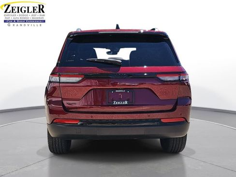 Used 2023 Jeep Grand Cherokee Altitude AWD/4WD image 6