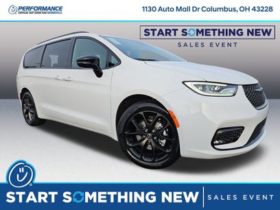 New 2026 Chrysler Pacifica Select w/ S Appearance Package