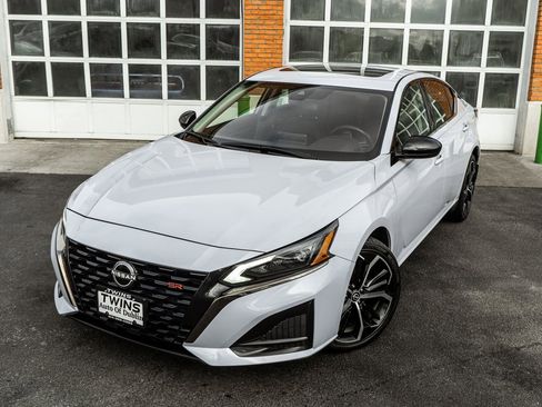 Used 2024 Nissan Altima 2.5 SR image 2