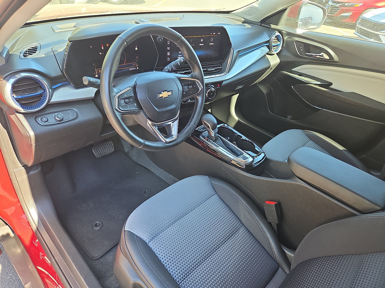 Used 2025 Chevrolet Trax LT w/ LT Convenience Package FWD image 15