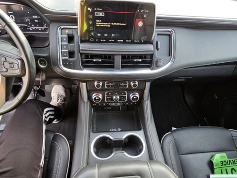 Used 2024 GMC Yukon XL SLT w/ SLT Luxury Package image 6