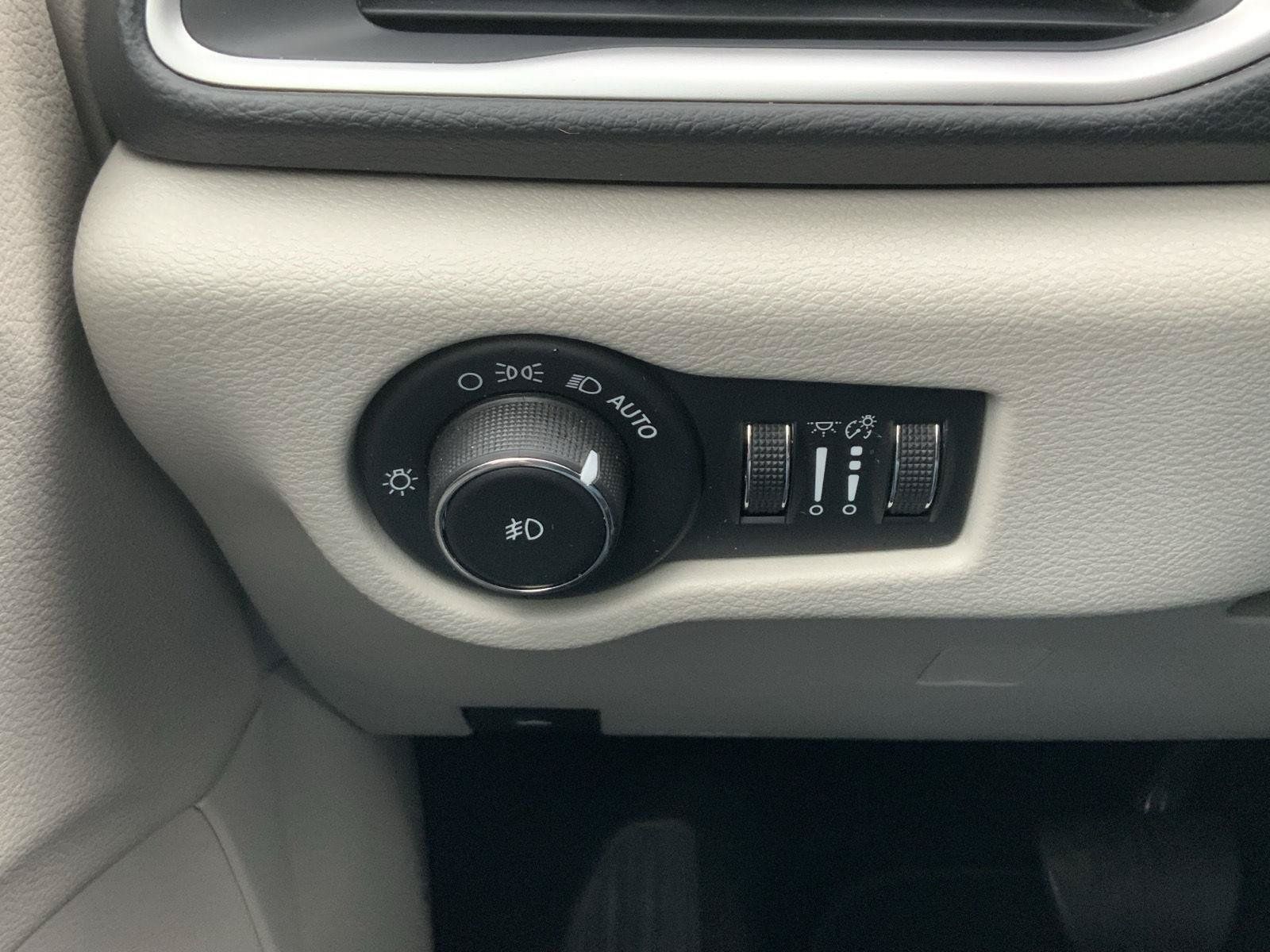Used 2017 Chrysler Pacifica Touring-L FWD image 24