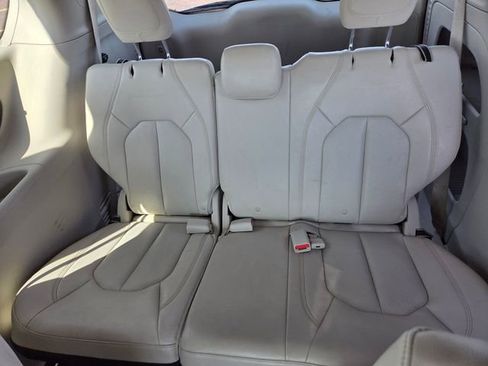 Used 2018 Chrysler Pacifica Touring-L FWD image 59