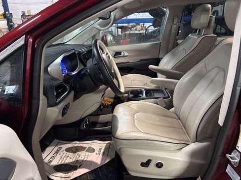 Used 2017 Chrysler Pacifica Platinum image 7