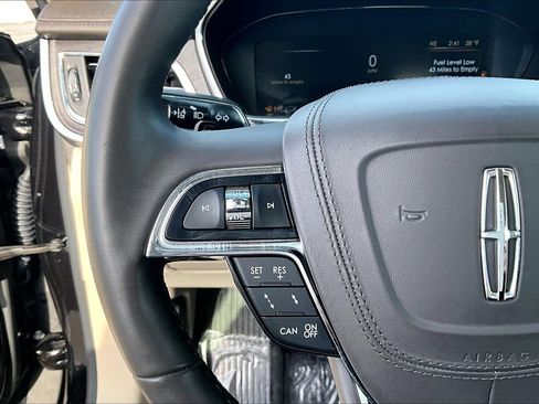 Used 2019 Lincoln Continental Select image 11