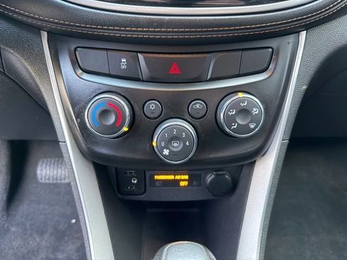 Used 2019 Chevrolet Trax LT w/ LT Convenience Package image 28