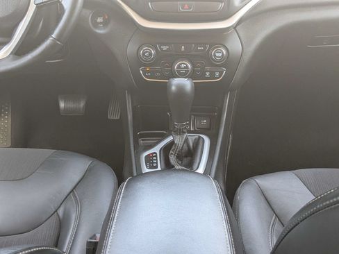 Used 2018 Jeep Cherokee Latitude Plus w/ Comfort/Convenience Group FWD image 22
