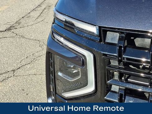 Used 2025 Chevrolet Suburban Z71 image 12