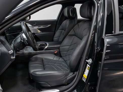 Used 2023 BMW 760i xDrive w/ Executive Package image 4