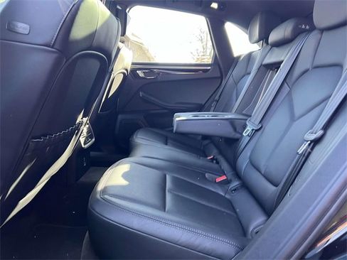 Certified 2023 Porsche Macan image 15