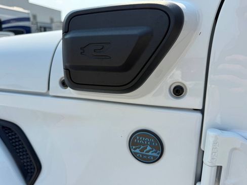 Used 2025 Jeep Wrangler Unlimited Sahara AWD/4WD image 9