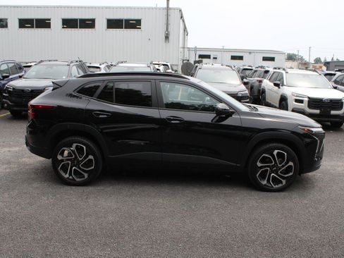 Used 2024 Chevrolet Trax RS w/ Driver Confidence Package FWD image 4