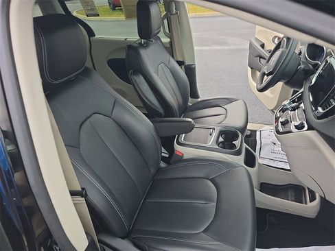Used 2024 Chrysler Pacifica Touring-L image 29