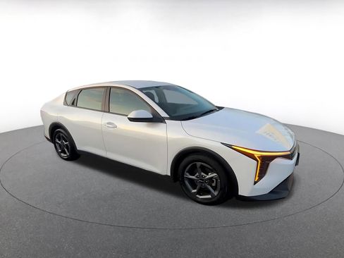 Used 2025 Kia K4 LXS image 2