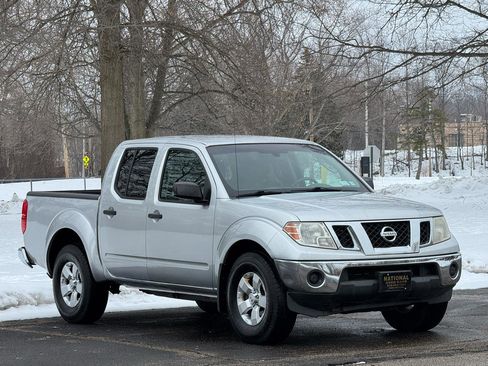 Used 2010 Nissan Frontier SE image 2