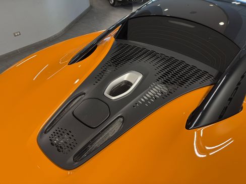 Used 2023 McLaren Artura image 17