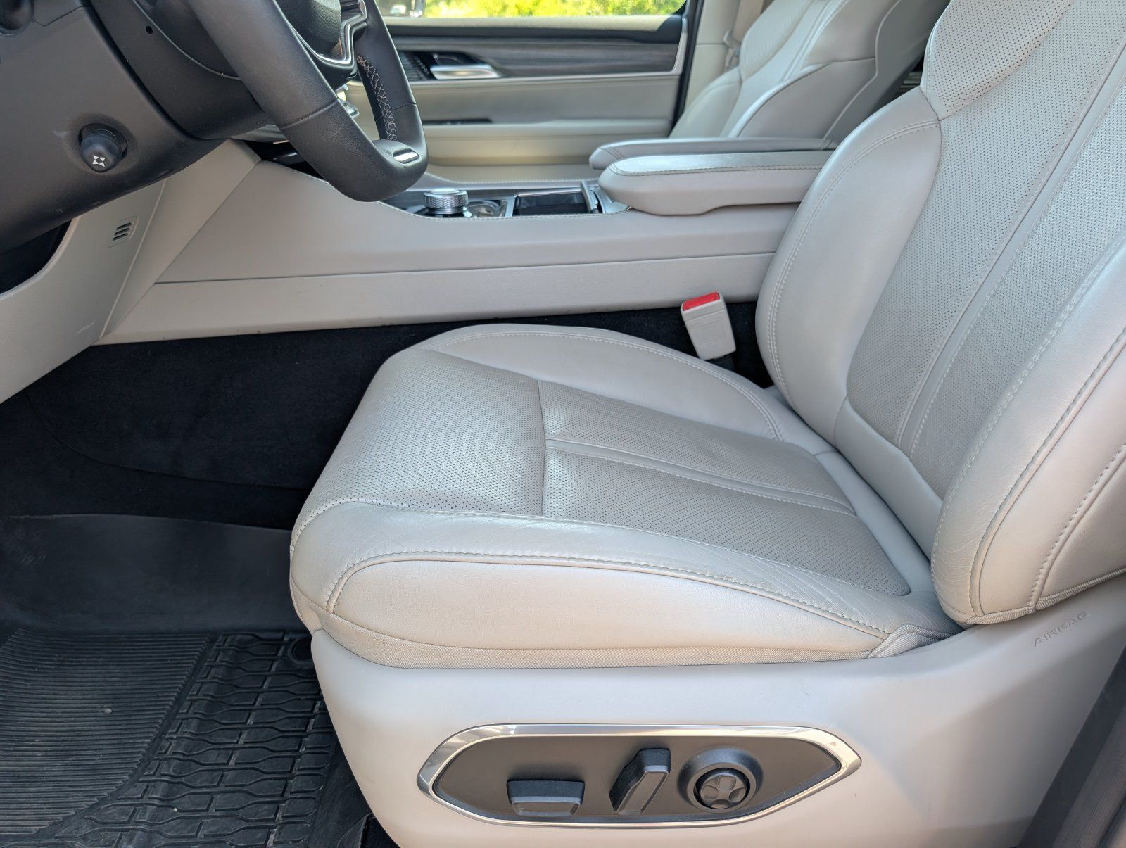 Used 2024 Jeep Wagoneer L Series II w/ Flexible Seating Group RWD image 6